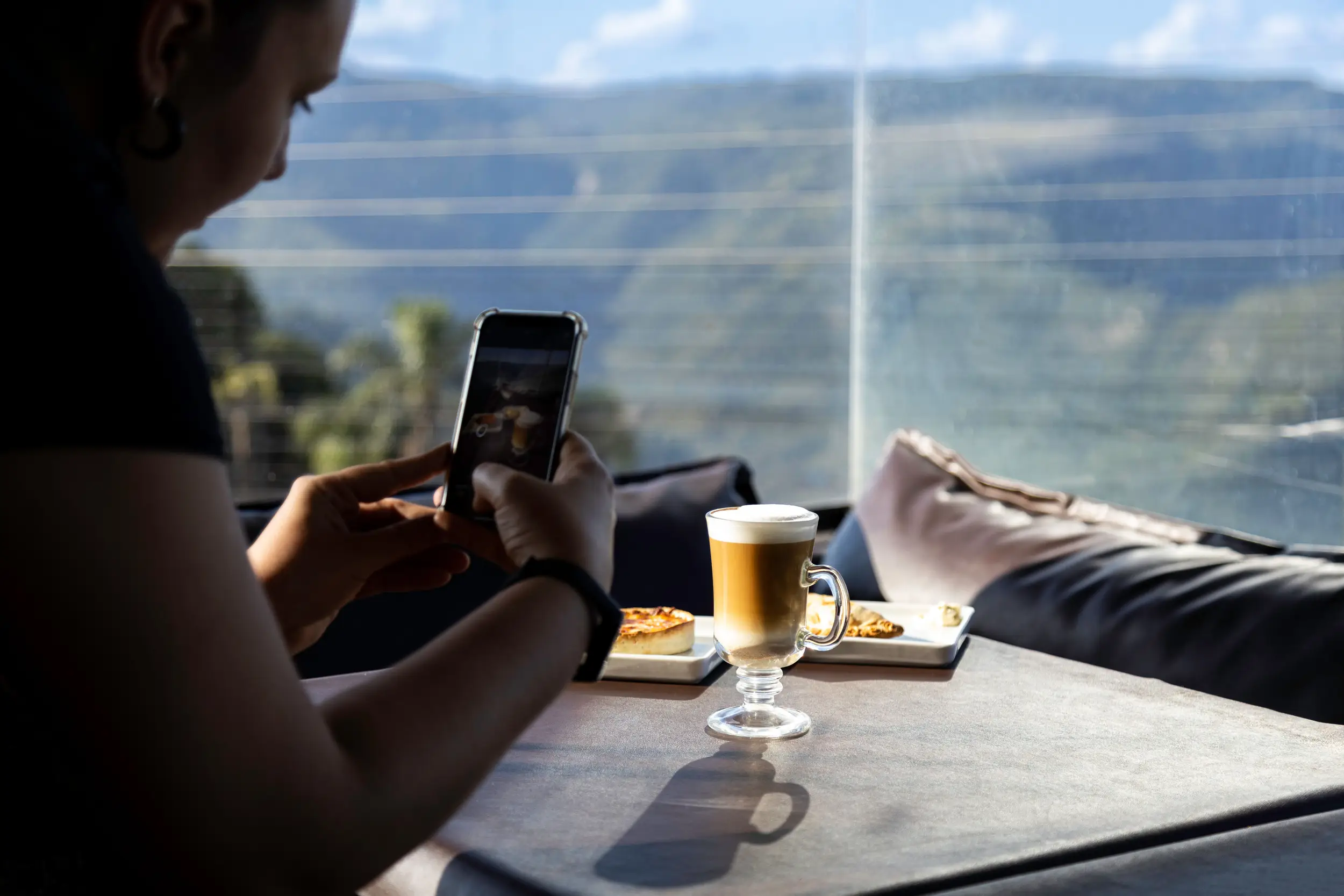 Gast fotografiert Cappuccino im Resort